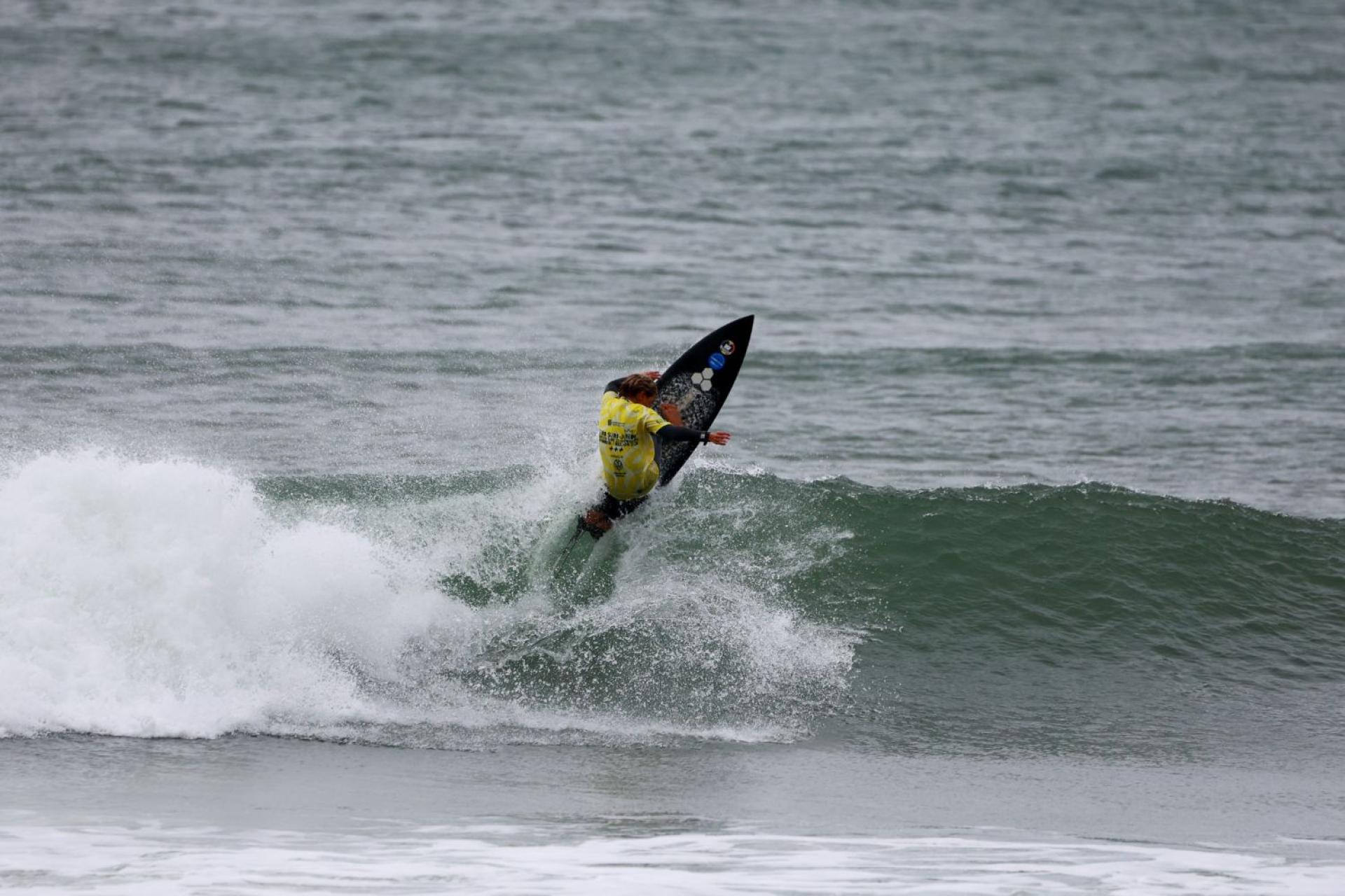 Un compétiteur - Tullan Strand - EuroSurf Junior 2026 - Journée 4
