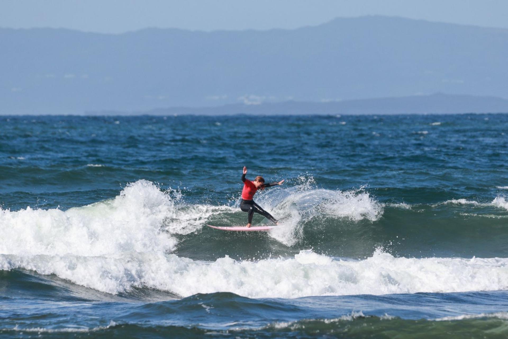 Une compétitrice sur une planche rose - The Peak - EuroSurf Junior 2026 - Journée 2