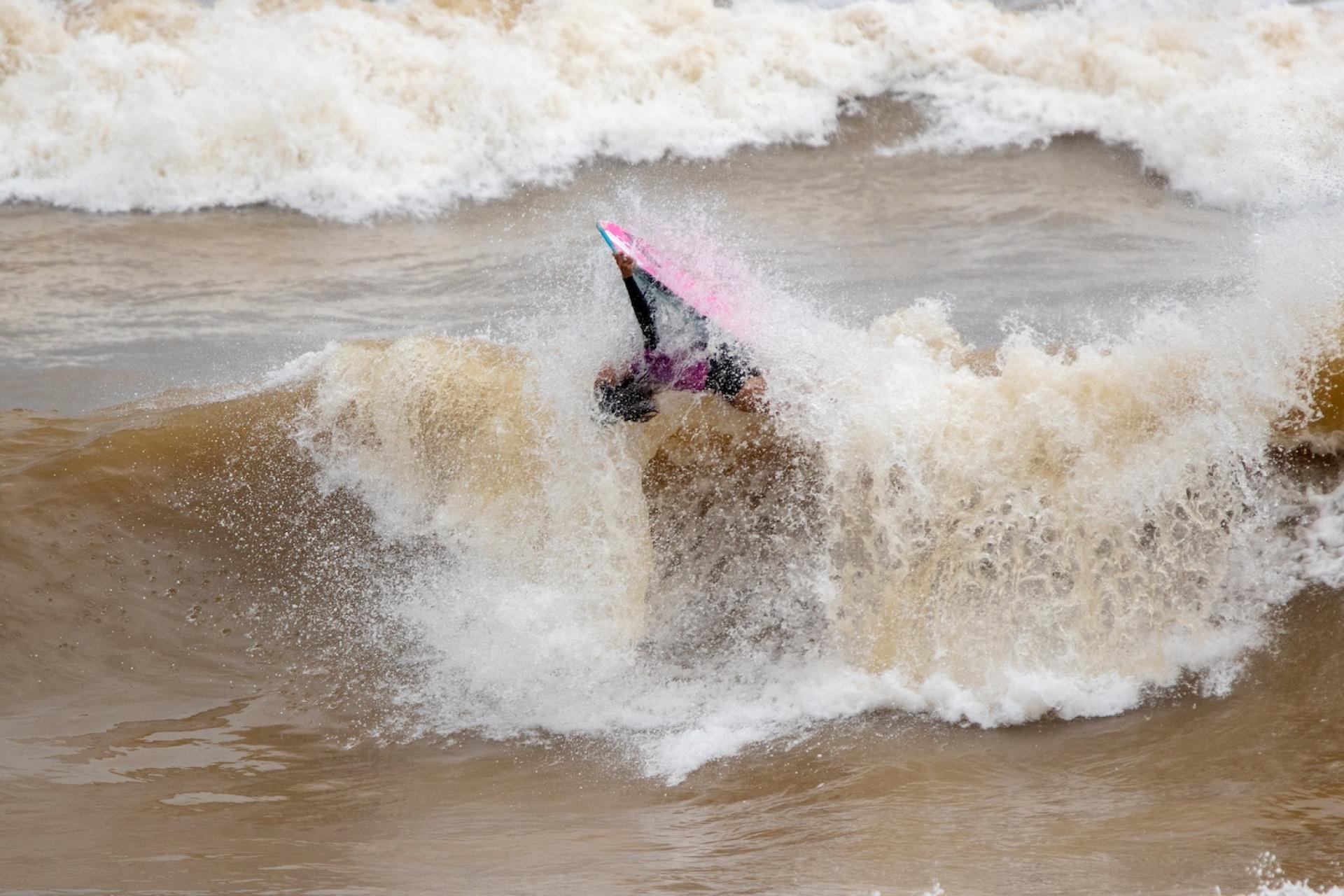 Une rideuse en action à Praia de Solemar - Wahine Bodyboard Pro 2026 - Journée 8