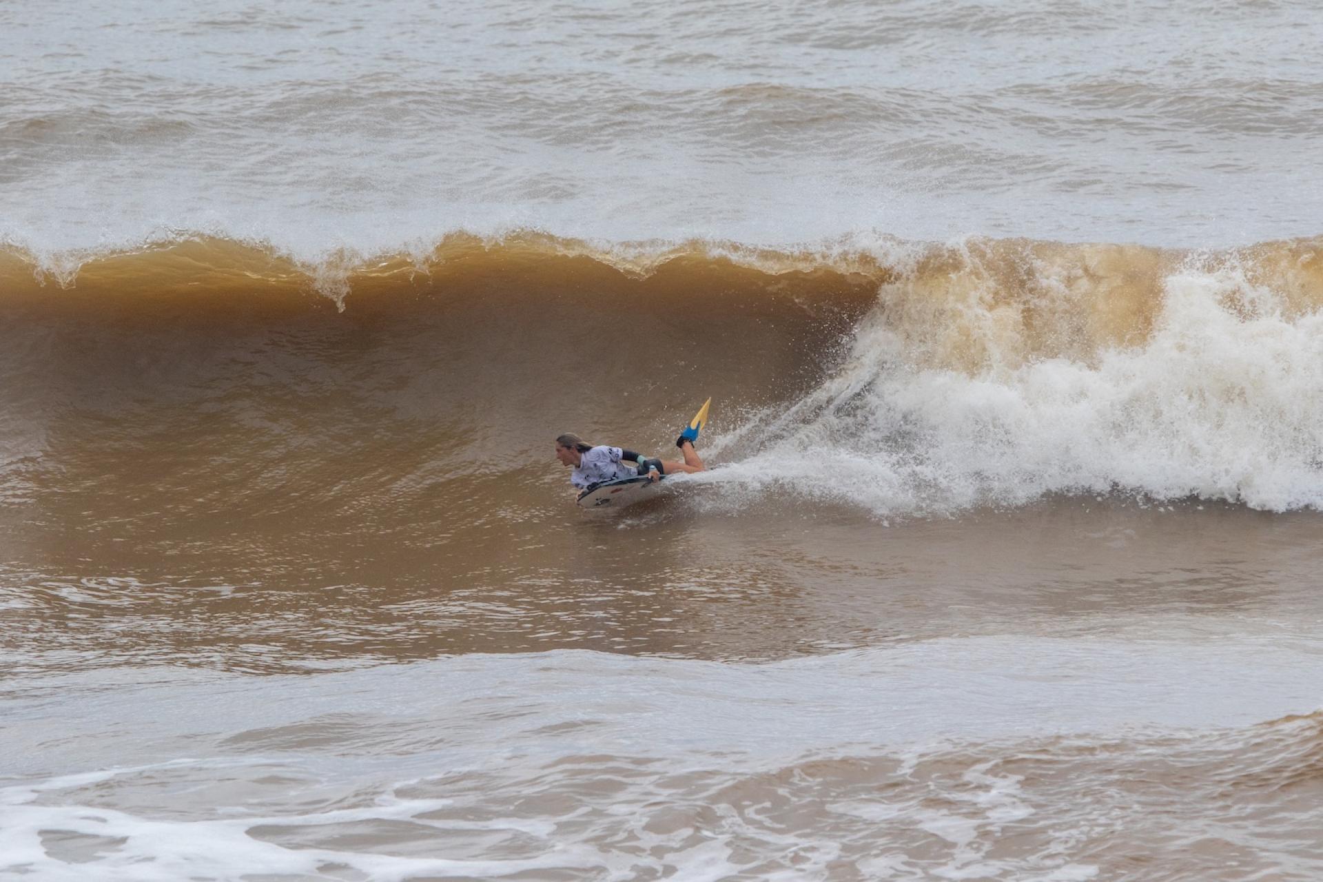 Une rideuse en action à Praia de Solemar - Wahine Bodyboard Pro 2026 - Journée 8
