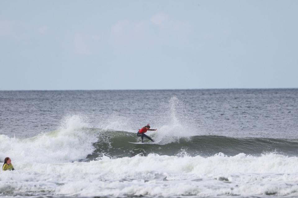 Charlie Leguay sur une vague de The Peak pendant l'EuroSurf Junior 2026