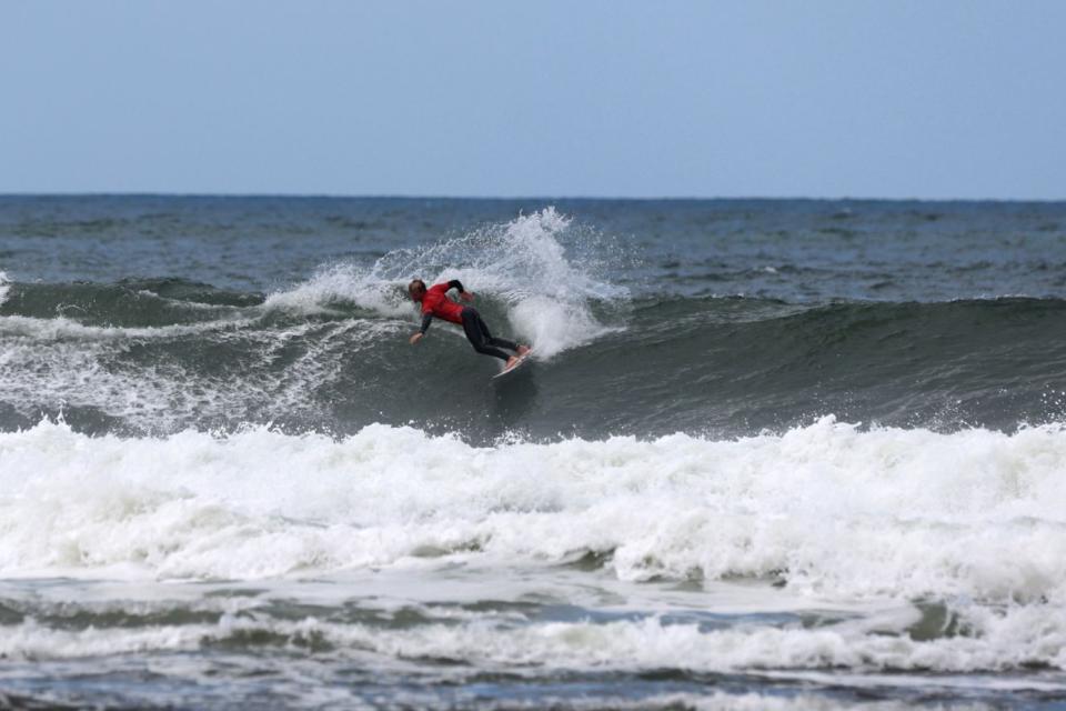 Aaron Bacon sur la vague de The Peak pendant l'EuroSurf Junior 2026