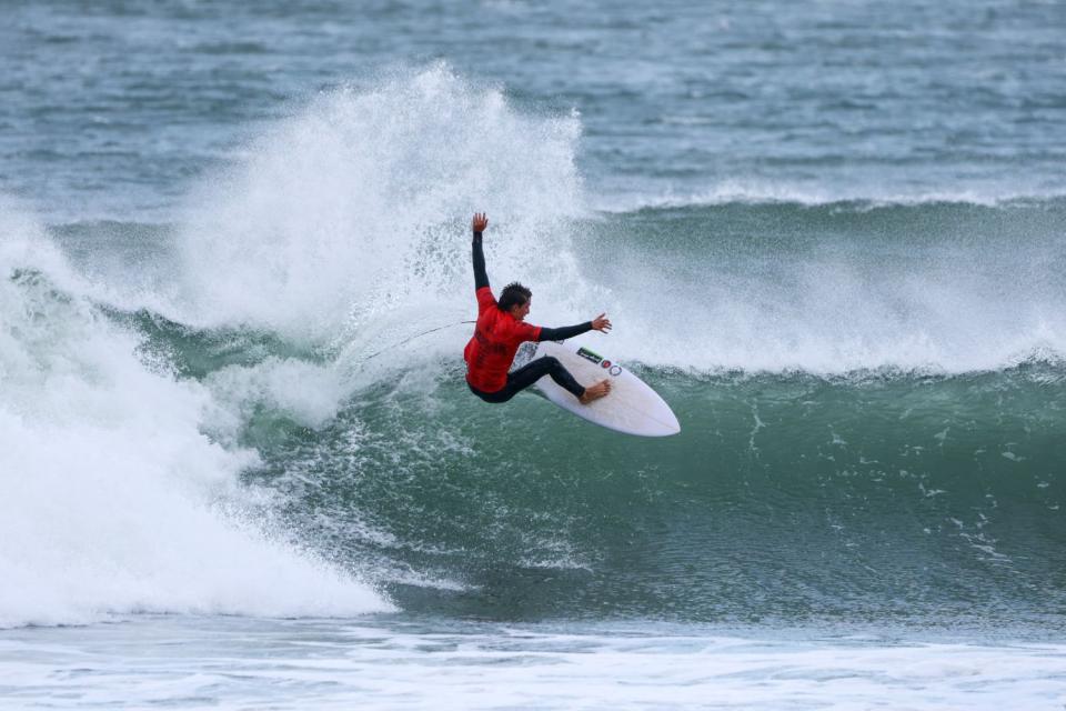 Un compétiteur sur une vague à Tullan Strand pendant l'EuroSurf Junior 2026