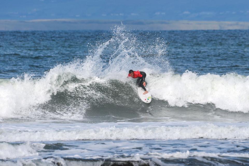 Un représentant du Portugal sur une vague de The Peak pendant l'EuroSurf Junior 2026