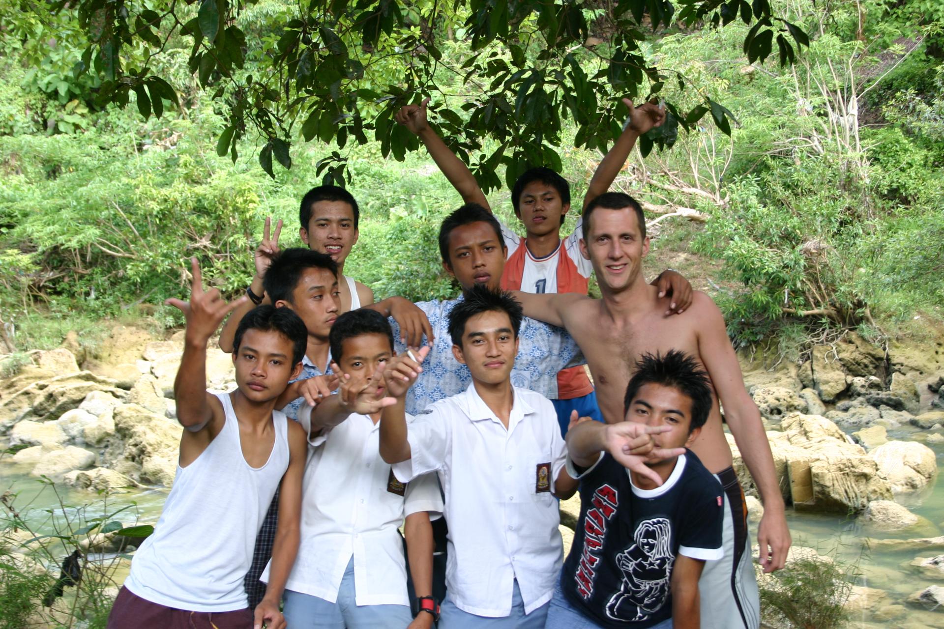 Antoine avec ces nouveaux amis - Java - Indonésie