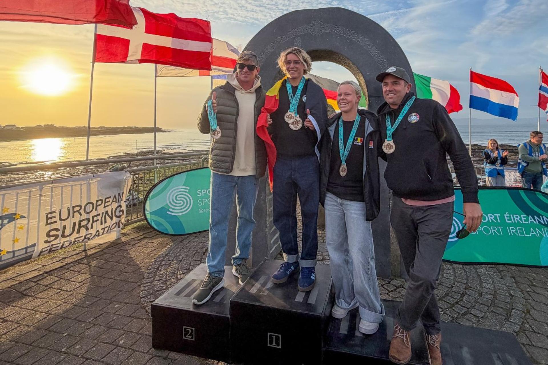 La Belgique célèbre le titre U16 de Kamiel Deraeve - The Peak - EuroSurf Junior 2026 - Journée 8