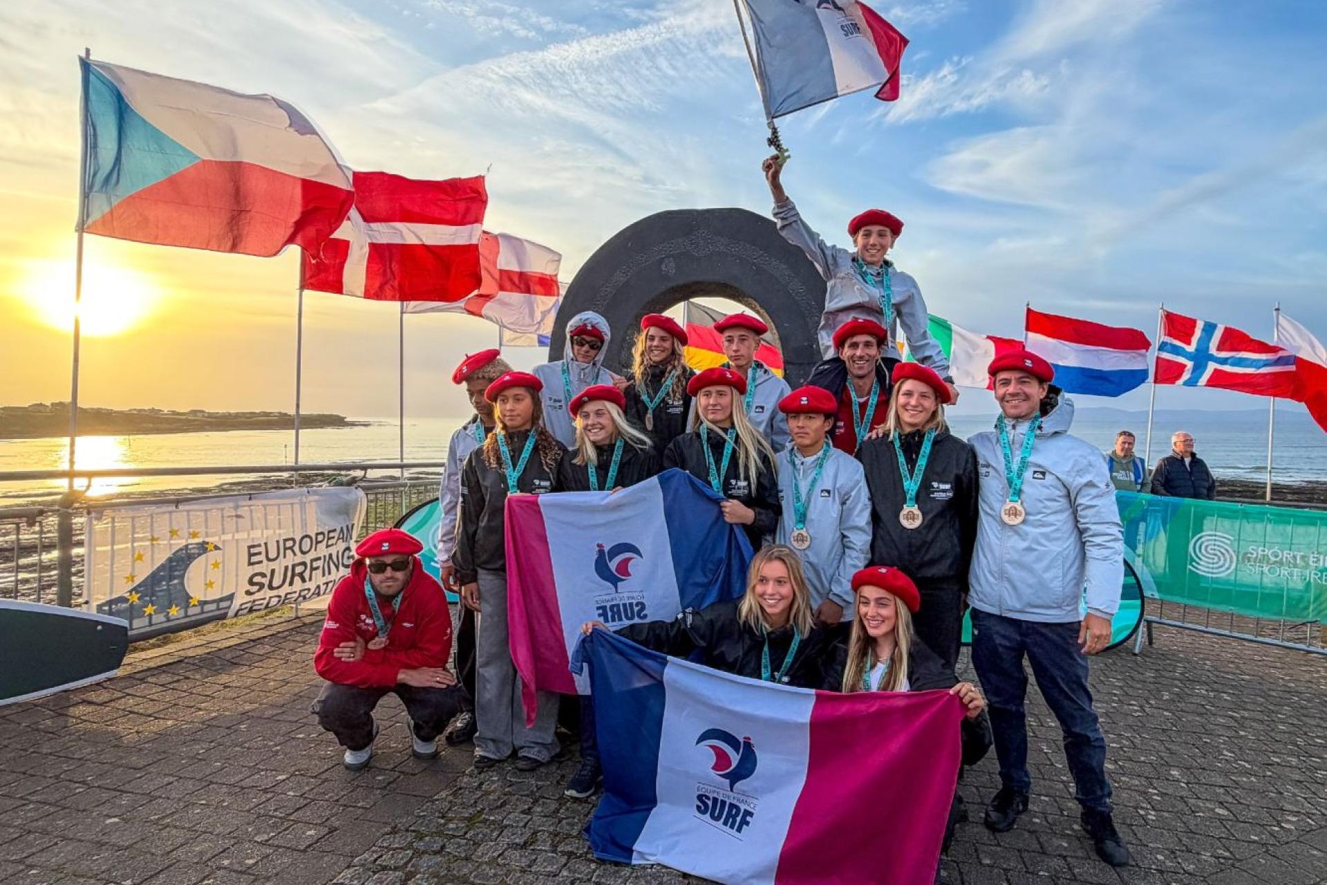 L'équipe de France célèbre la fin de la compétition - The Peak - EuroSurf Junior 2026 - Journée 8