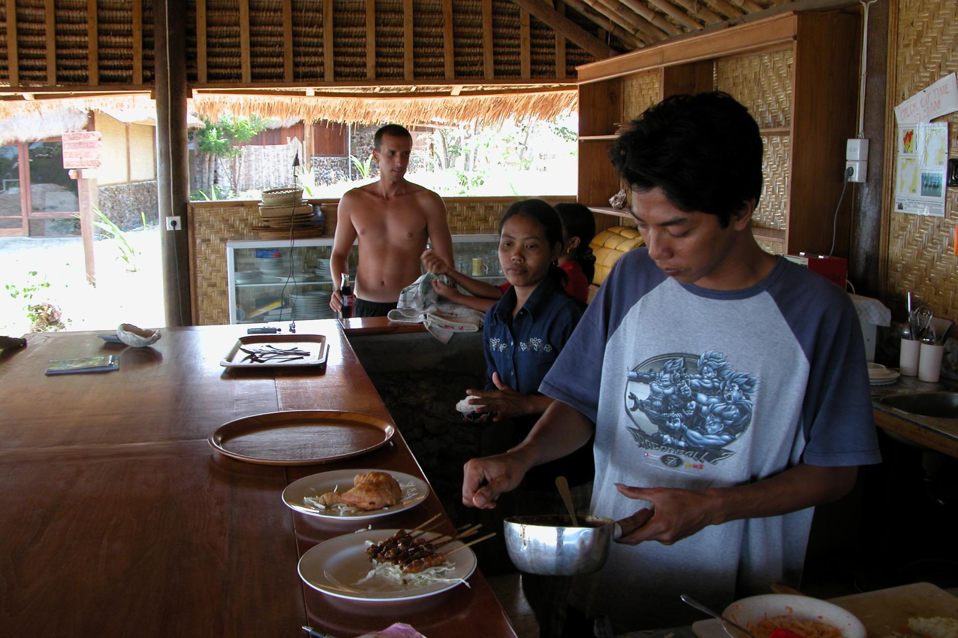 Nam qui prépare de bons petits plats - Ekas - Lombok - Indonésie