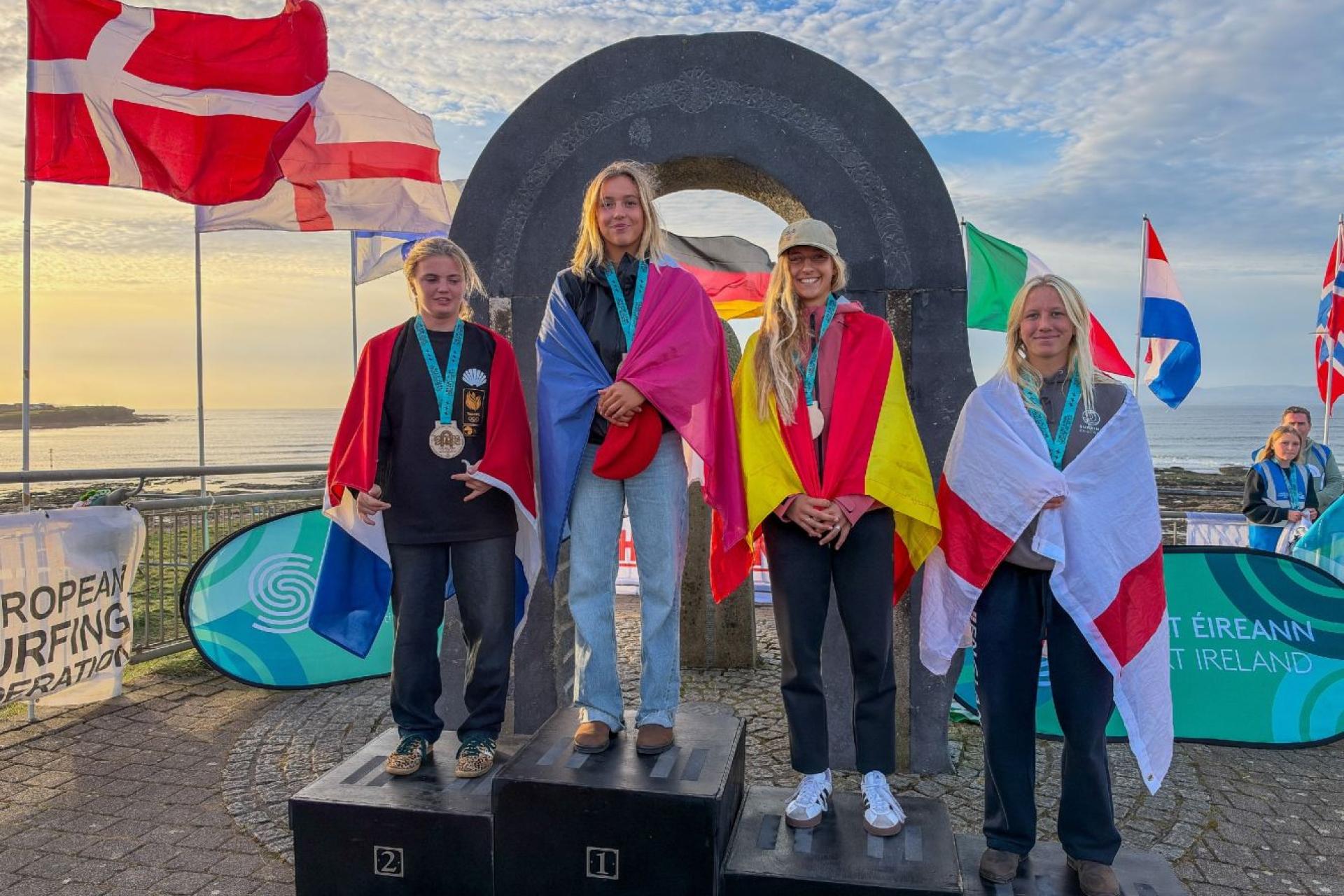 Podium longboard U18 filles : Margaux Vieuge, Mare Robroch, Julieta Rodriguez-Villamil et Sylvie Puddiphatt - The Peak - EuroSurf Junior 2026 - Journée 8