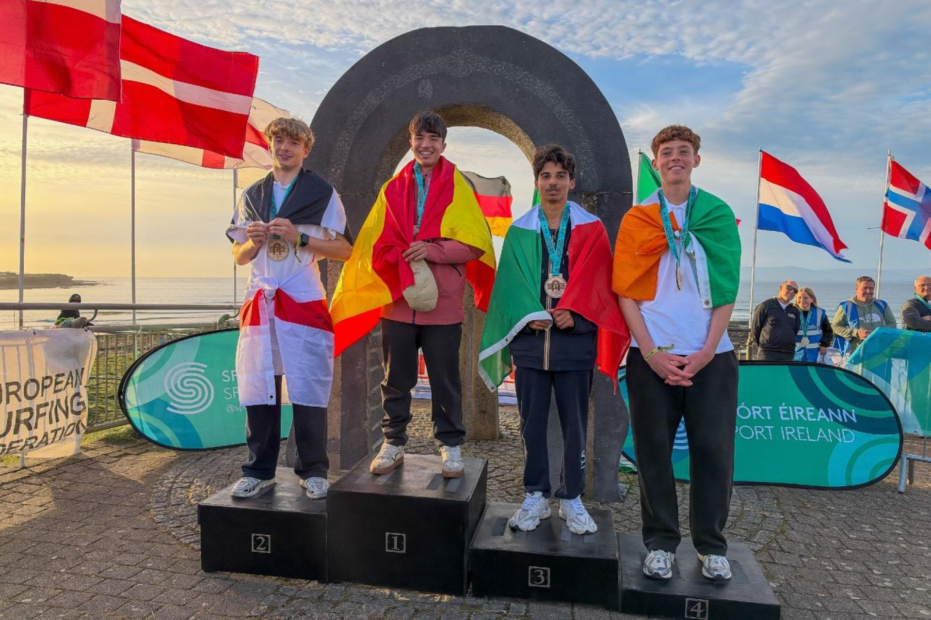 Podium longboard U18 garçons : Martín García, Reggie Roynon, Eduardo Caponera et David Fanning - The Peak - EuroSurf Junior 2026 - Journée 8