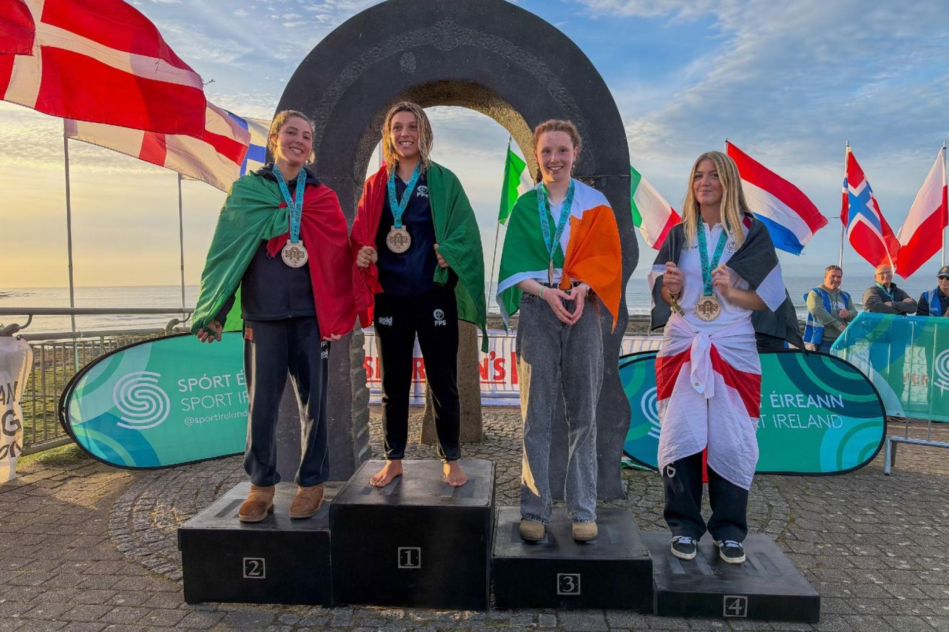 Podium shortboard U16 filles : Mel Canhoto, Vida Mendonça, Isabel O'Reilly et Lila Skinner - The Peak - EuroSurf Junior 2026 - Journée 8