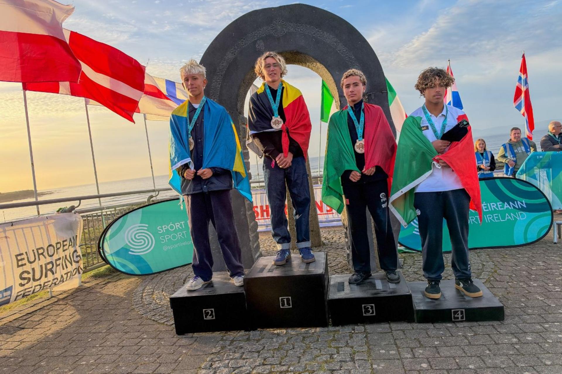 Podium shortboard U16 garçons : Kamiel Deraeve, Tiago Hanssen, Francisco Santos et Francisco Anglani - The Peak - EuroSurf Junior 2026 - Journée 8