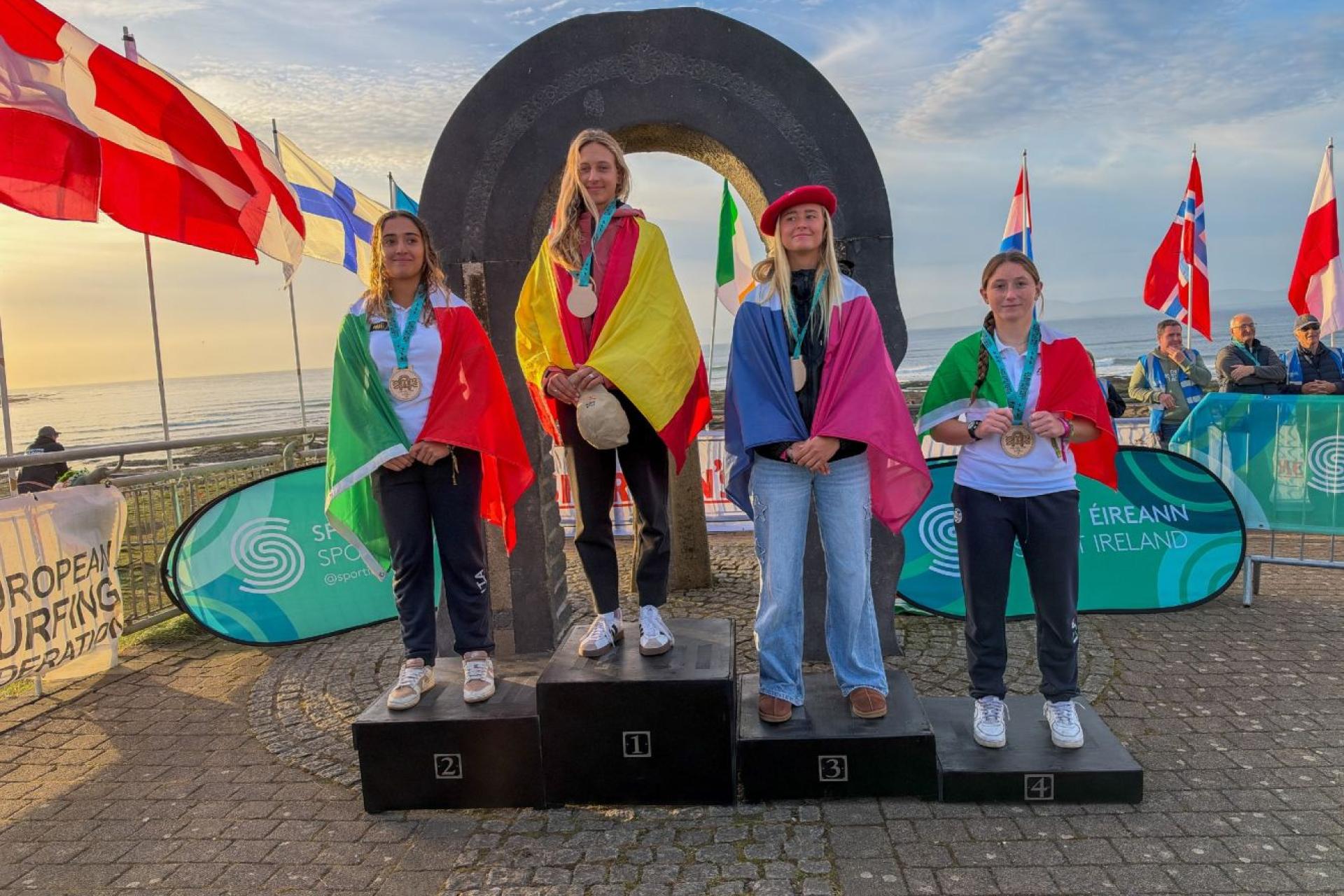 Podium shortboard U18 filles : Julieta Rodriguez-Villamil, Chiara Cuppone, Clémence Schorsch et Diana Giorgi - The Peak - EuroSurf Junior 2026 - Journée 8