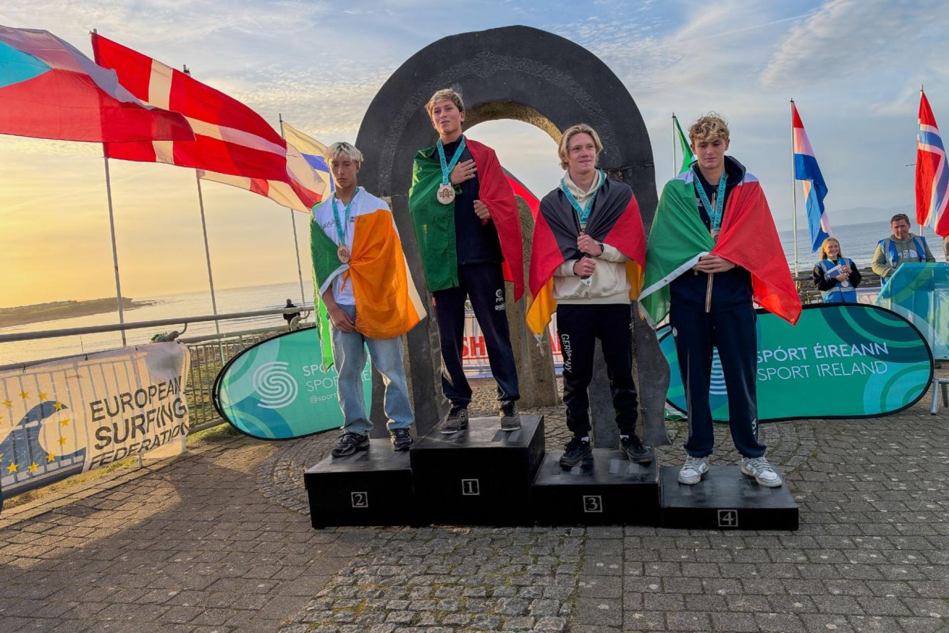 Podium shortboard U18 garçons : Jaime Veselko, Joshua Karbus, Fynn Lindsay Lange et Michele Scoppa - The Peak - EuroSurf Junior 2026 - Journée 8