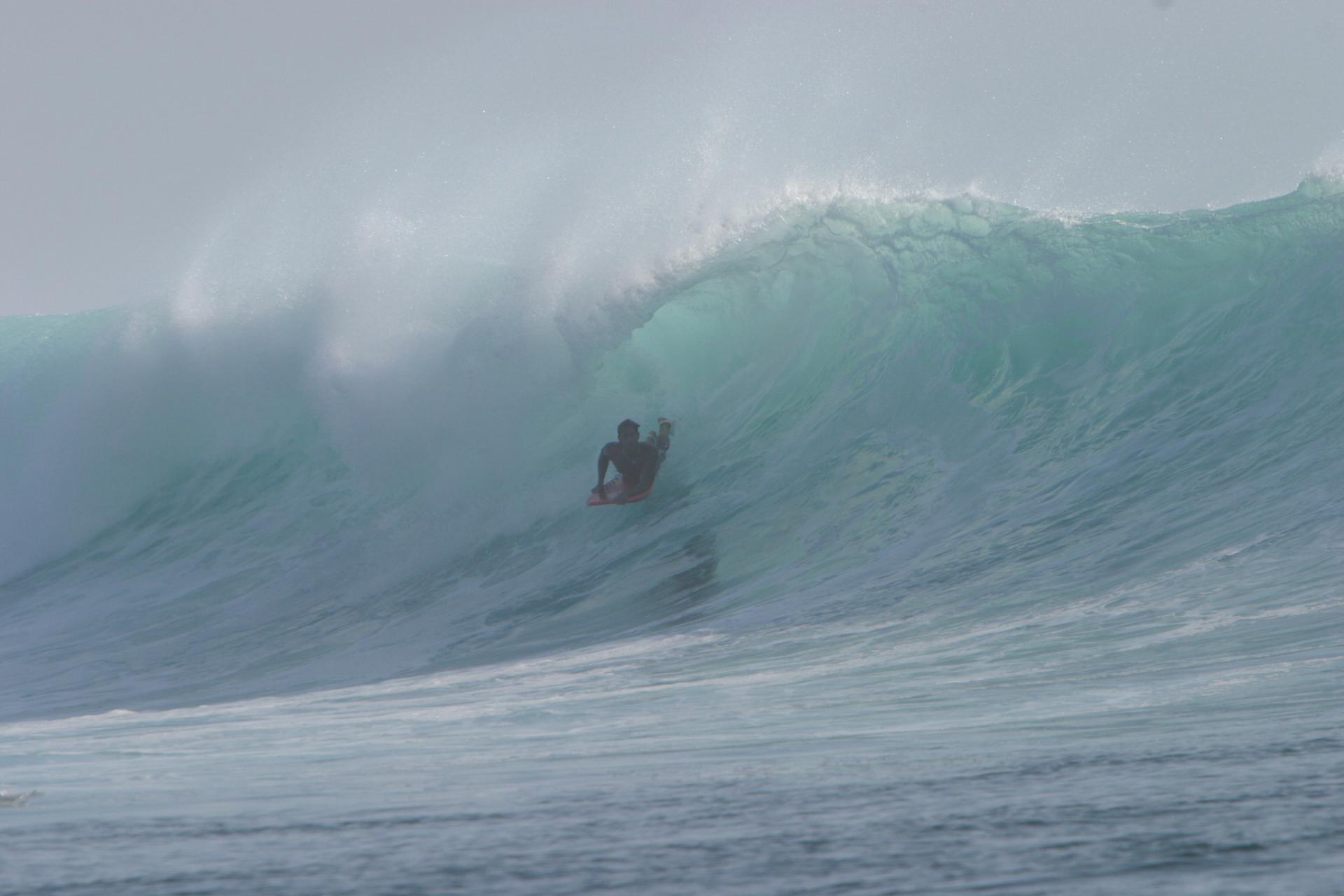 Lever à  l'aurore pour surfer solo