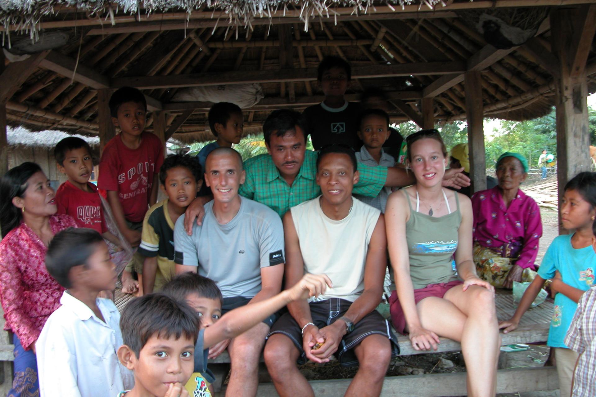 Sami, Jean-Marc, Emilie avec les indos du village - Ekas - Lombok - Indonésie