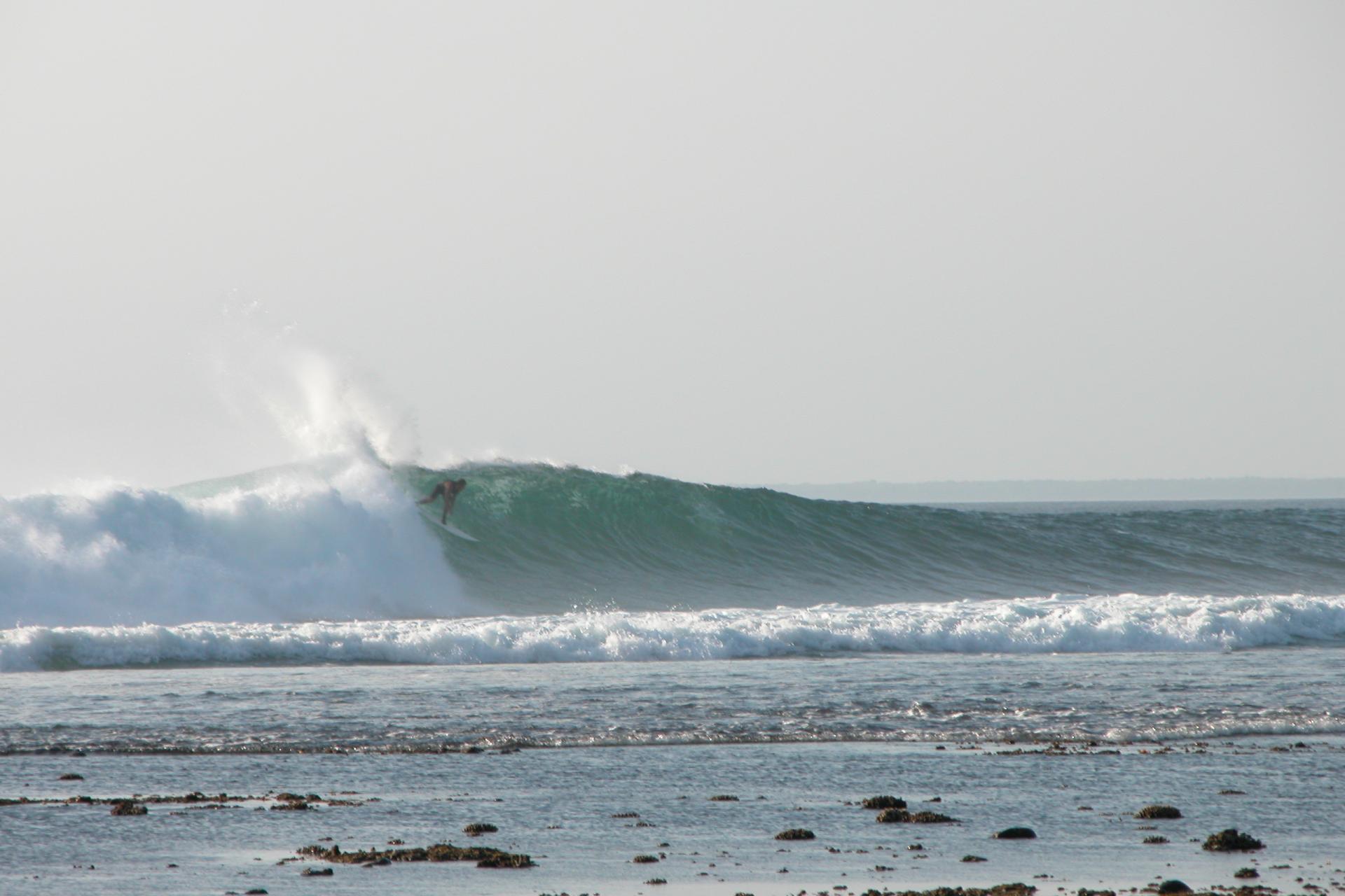 Surfeur en haut de vague - G-land - Java - Indonésie