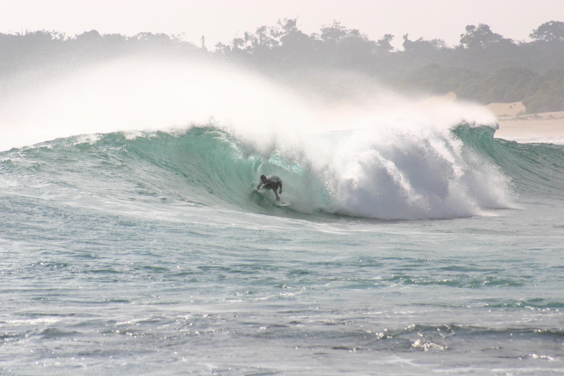 Thomas Traversa dans le tube sur le shorebreak de Turtles - Java - Indonésie