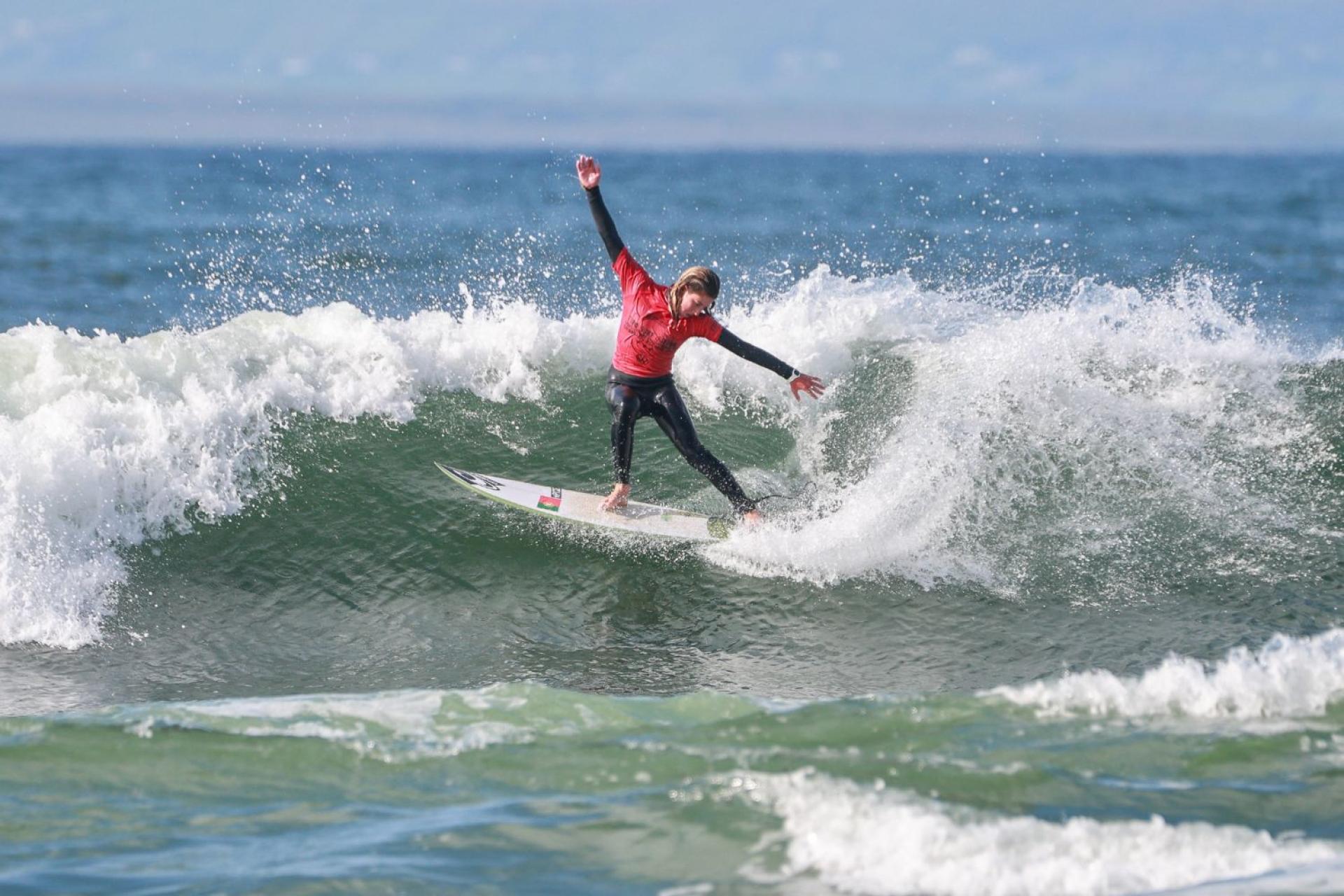 Un junior portugais en action à The Peak - EuroSurf Junior 2026 - Journée 8