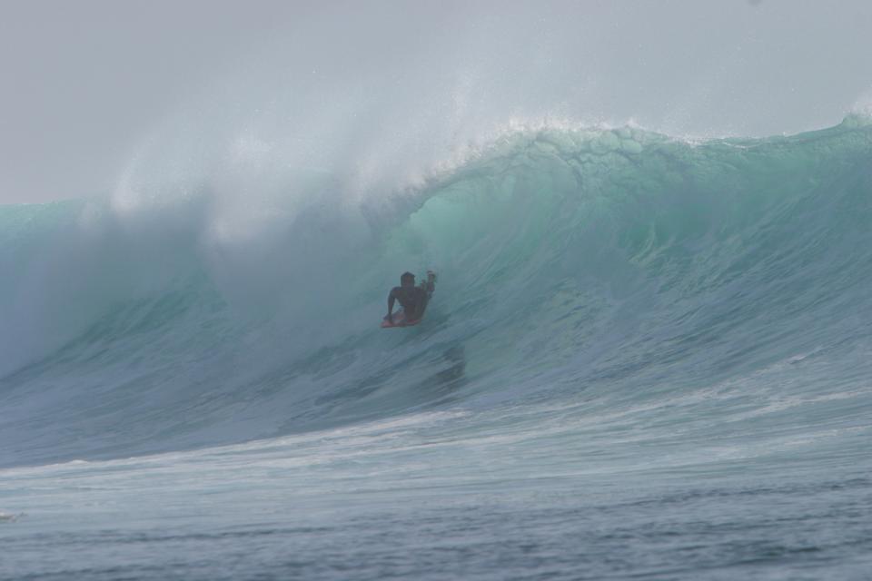 Lever à  l'aurore pour surfer solo