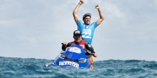 Jeremy Flores peut lever les bras au ciel - Billabong Pro Tahiti 2015 - Teahupoo