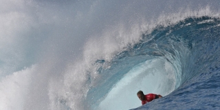 Josh Kerr dans le barrel - Billabong Pro Tahiti - Teahupoo
