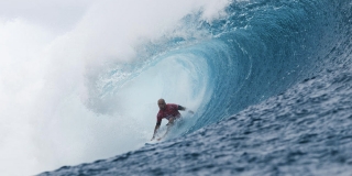 Kelly Salter score les bombes - Billabong Pro Tahiti 2015