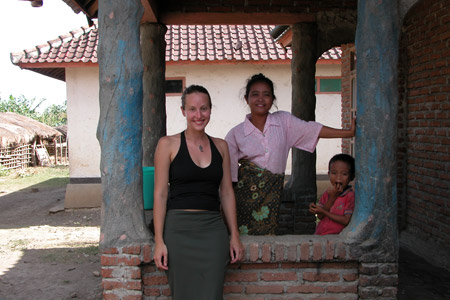 Emilie et la femme du chef de Lendang Terak, Lombok, Indonésie'