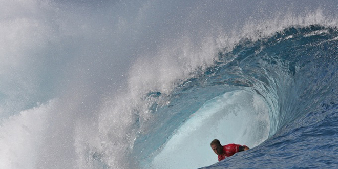 Josh Kerr dans le barrel - Billabong Pro Tahiti - Teahupoo'