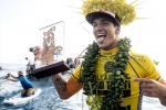 Medina avec le trophée du Billabong Pro Tahiti 2014 - Teahupoo PK0